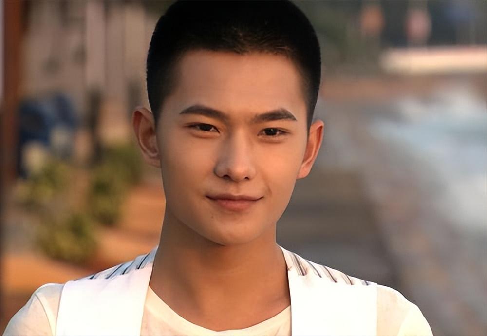 亲妈是导演干妈是导演20年都捧不红他却在娶妻改名后火了