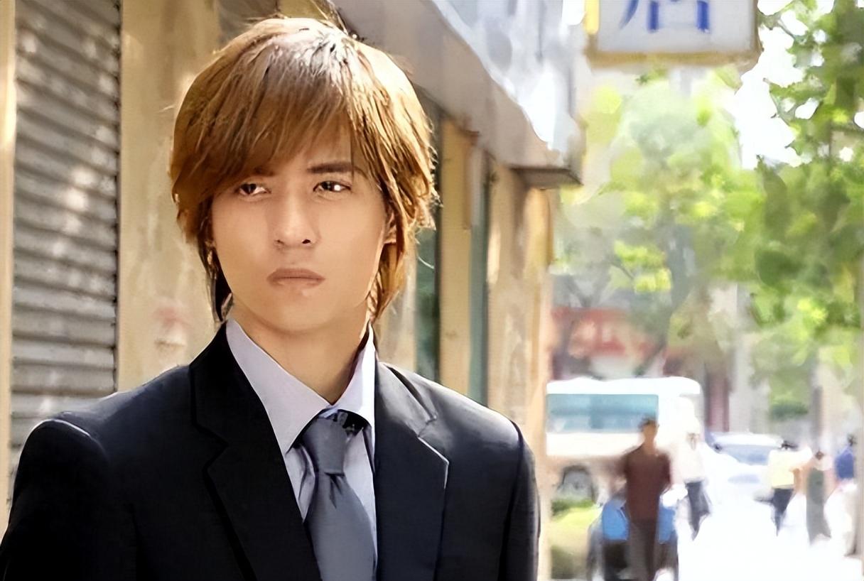 他也靠着《流星花园》这部剧迅速走红,在四人当中不管是颜值还是实力