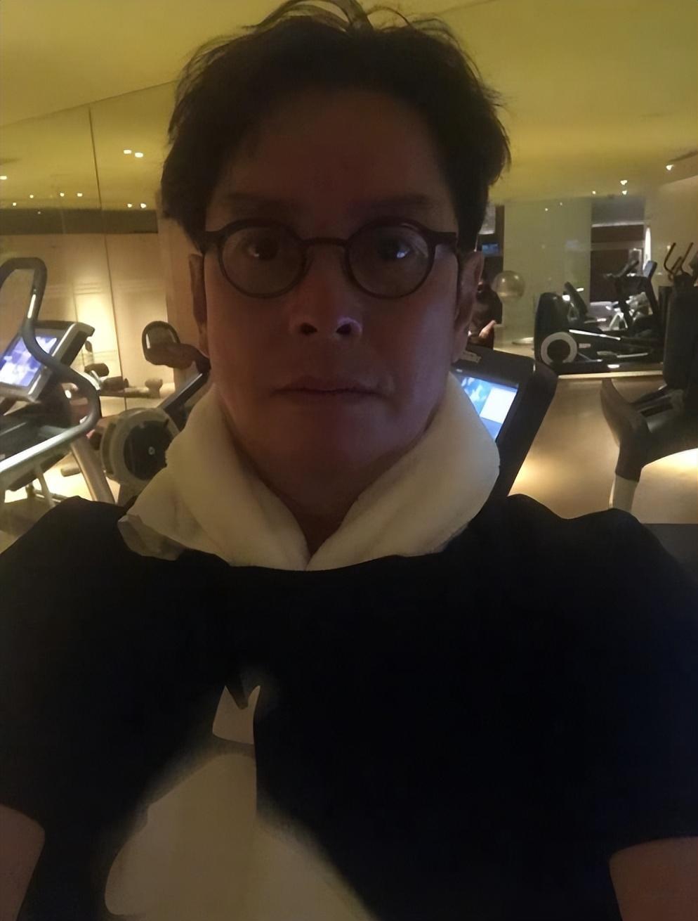 不生孩子李健结婚19年后与妻子的二人世界依旧很甜蜜