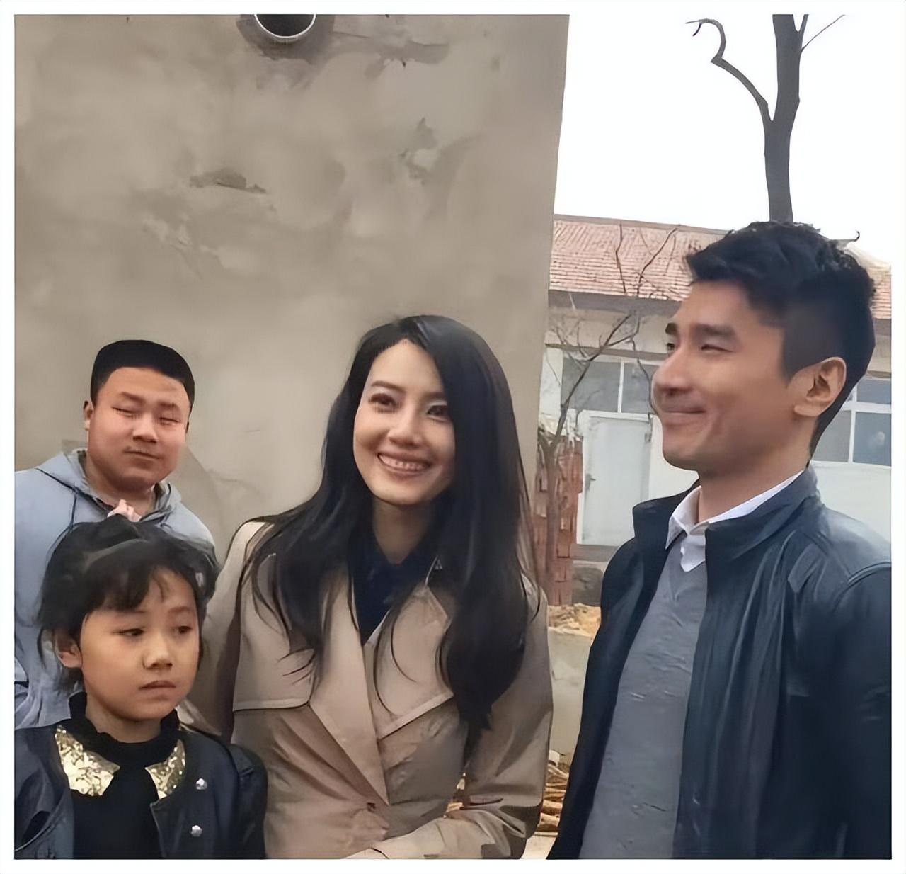 明星回老家的真实状态曝光谁接地气谁在耍大牌一目了然