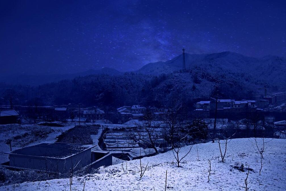 回顾两猎户为报恩冒雪进山打猎遭几十只饿狼围攻最终败给狼群