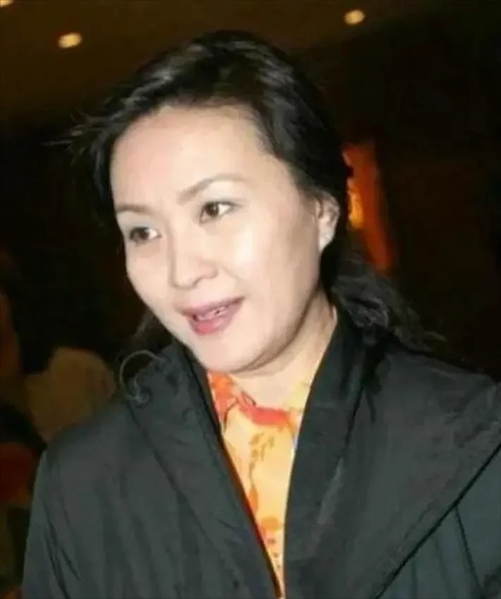 班花方舒60岁照片曝光满脸沧桑判若两人失败婚姻是她一生的痛