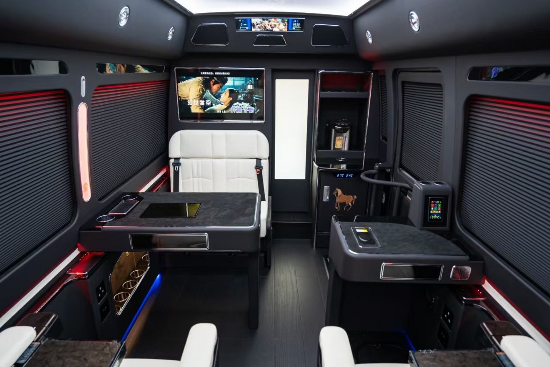 丰田考斯特12座黑金刚版中巴商务车,外观运动感强,内饰奢华舒适.