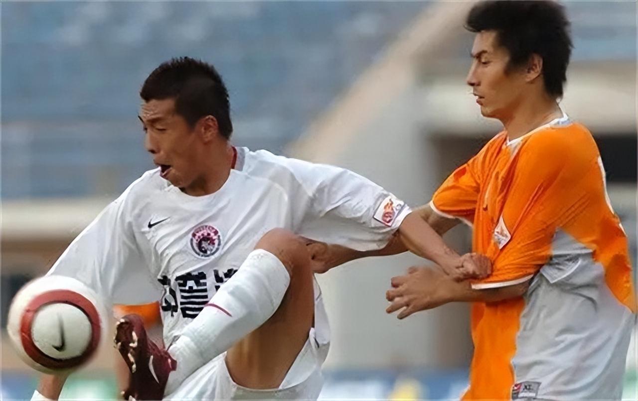 回顾国足徐亮:28岁落选国家队,退役后教学,今投资海外生活滋润