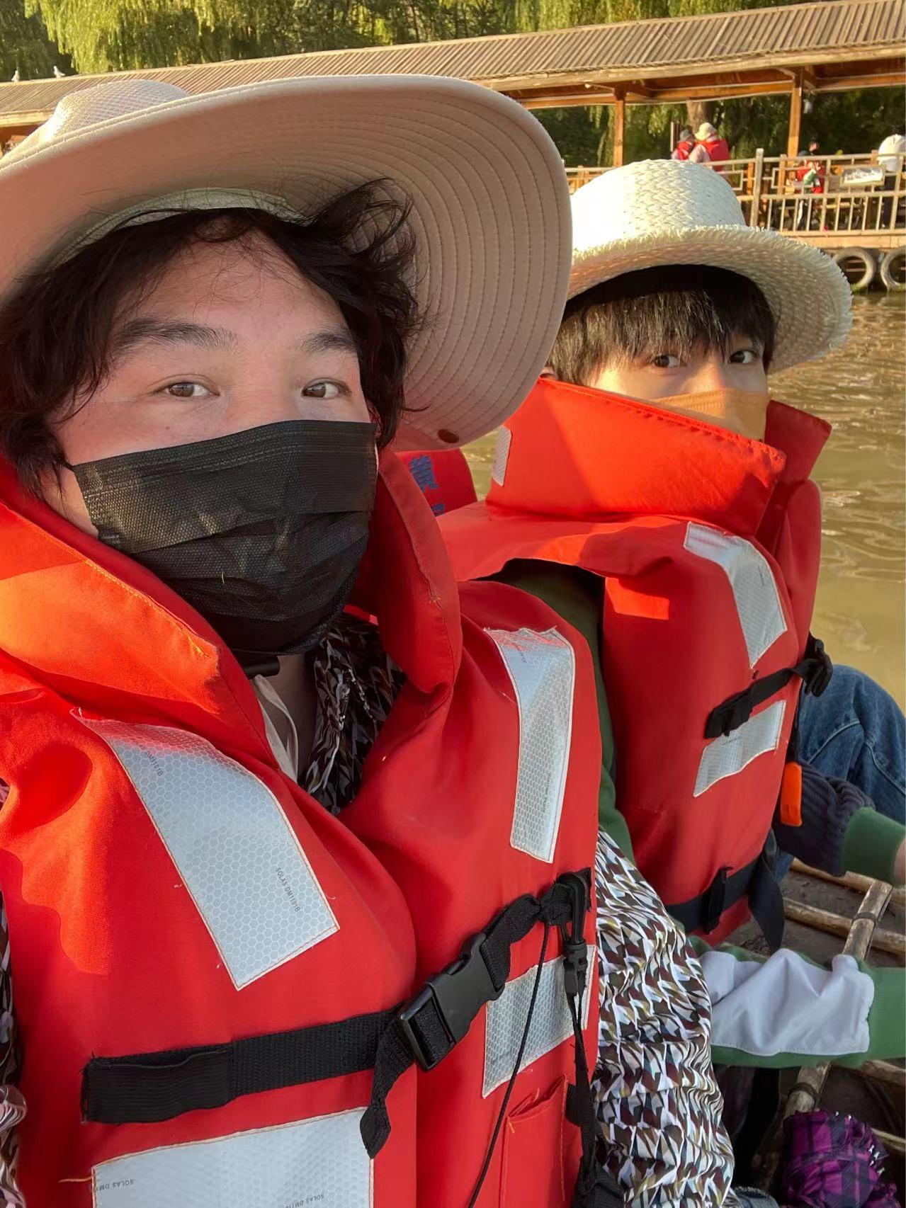 回顾相差15岁的师徒情15岁东北男孩到北京闯荡小伙悉心照顾