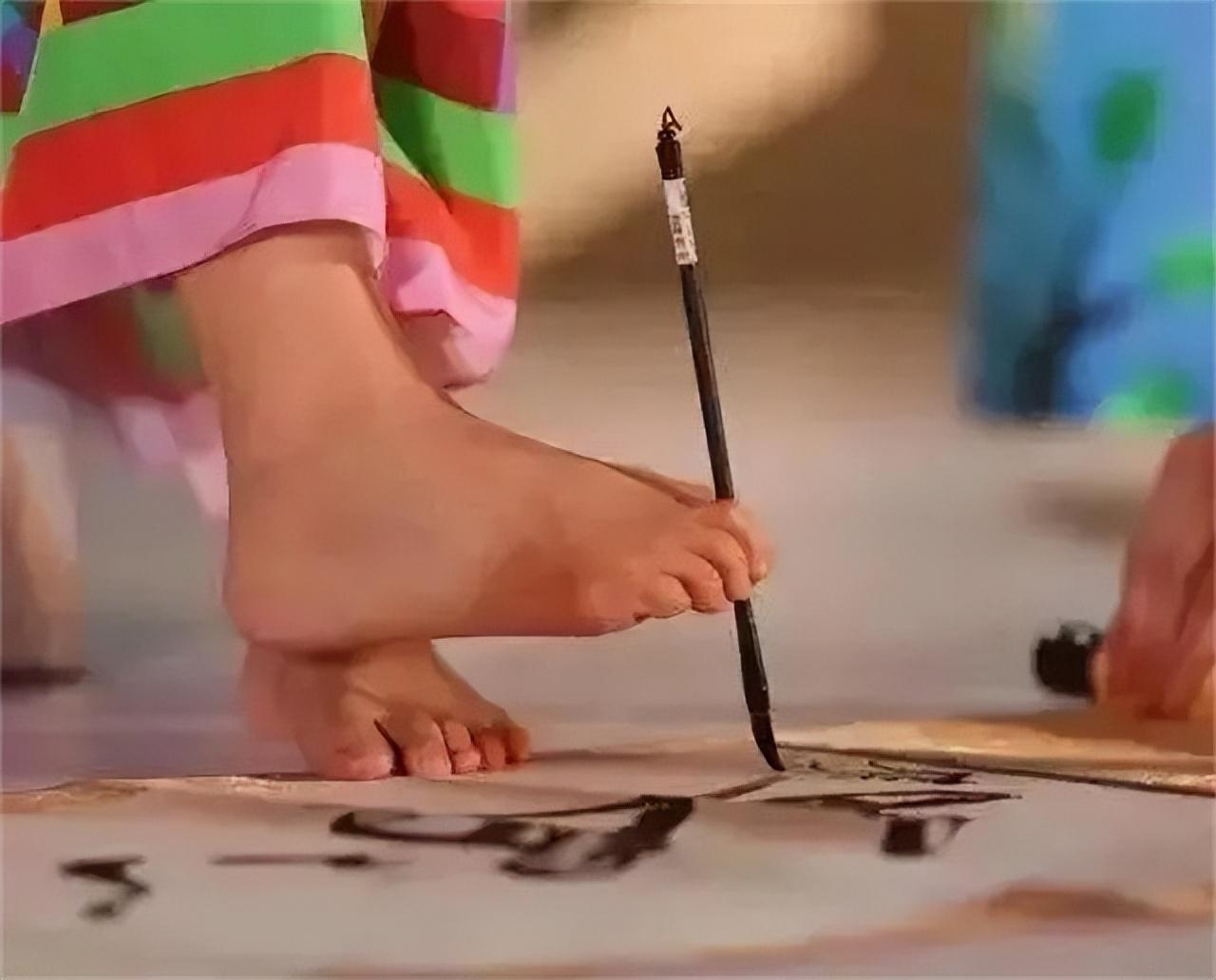 回顾断臂女孩雷庆瑶不幸触电3岁截肢却靠双脚逆袭成公益明星