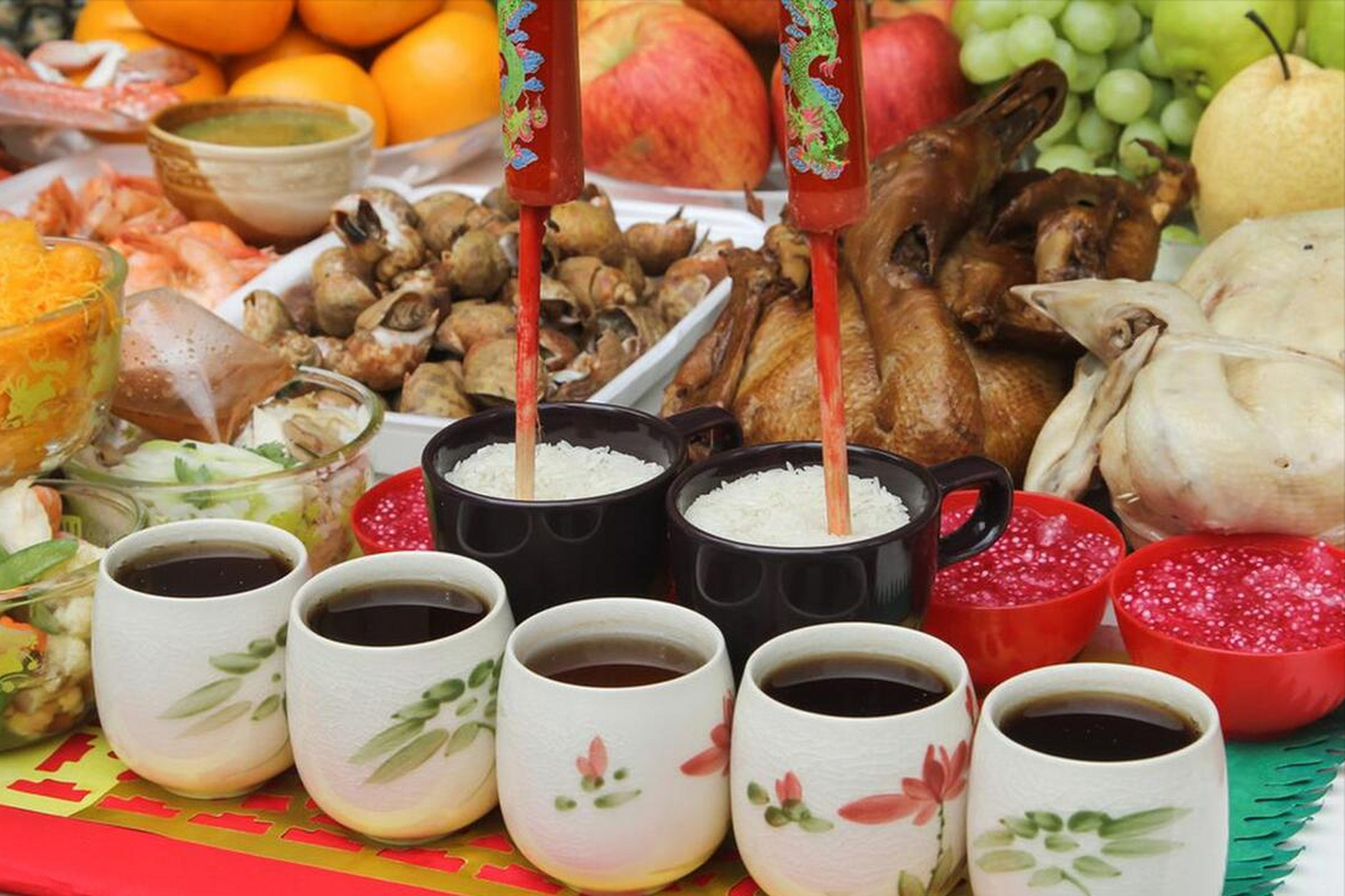 祭祀供品要提前准备,干净整洁,上坟时要添土,但不能拍土,不能踩坟头