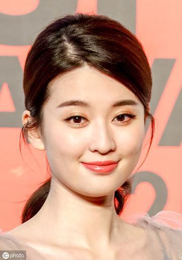 有网友分析,乔欣之所以双眼无神,是因为她的眼白多,眼球小,是典型的三