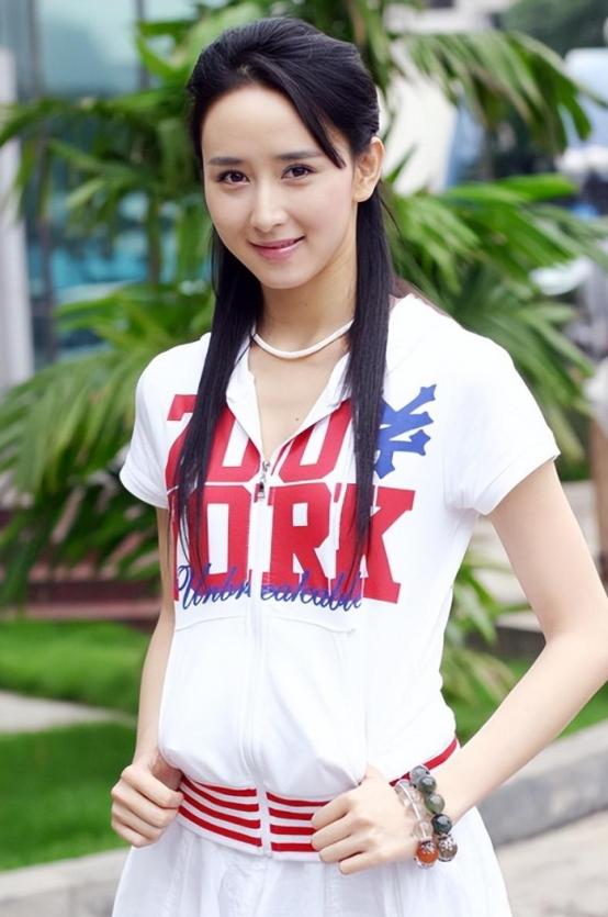 现在看46岁的胡静我才发现她是女演员中少有的人生赢家