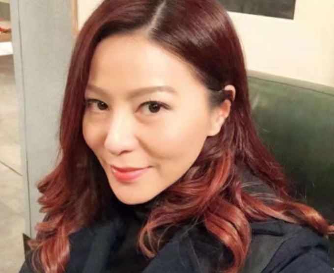 如今年近半百的滕丽名还在拍戏,演舞台剧,经营家庭,事业上没有大红大