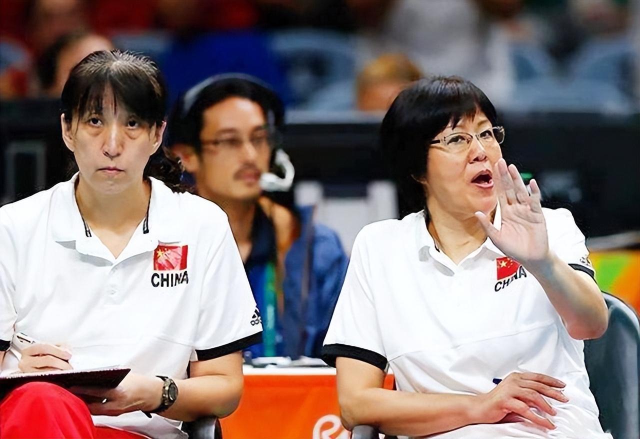 奥运会中美女排巅峰对决,当解说员喊出:"这位是美国队的主教练郎平"时
