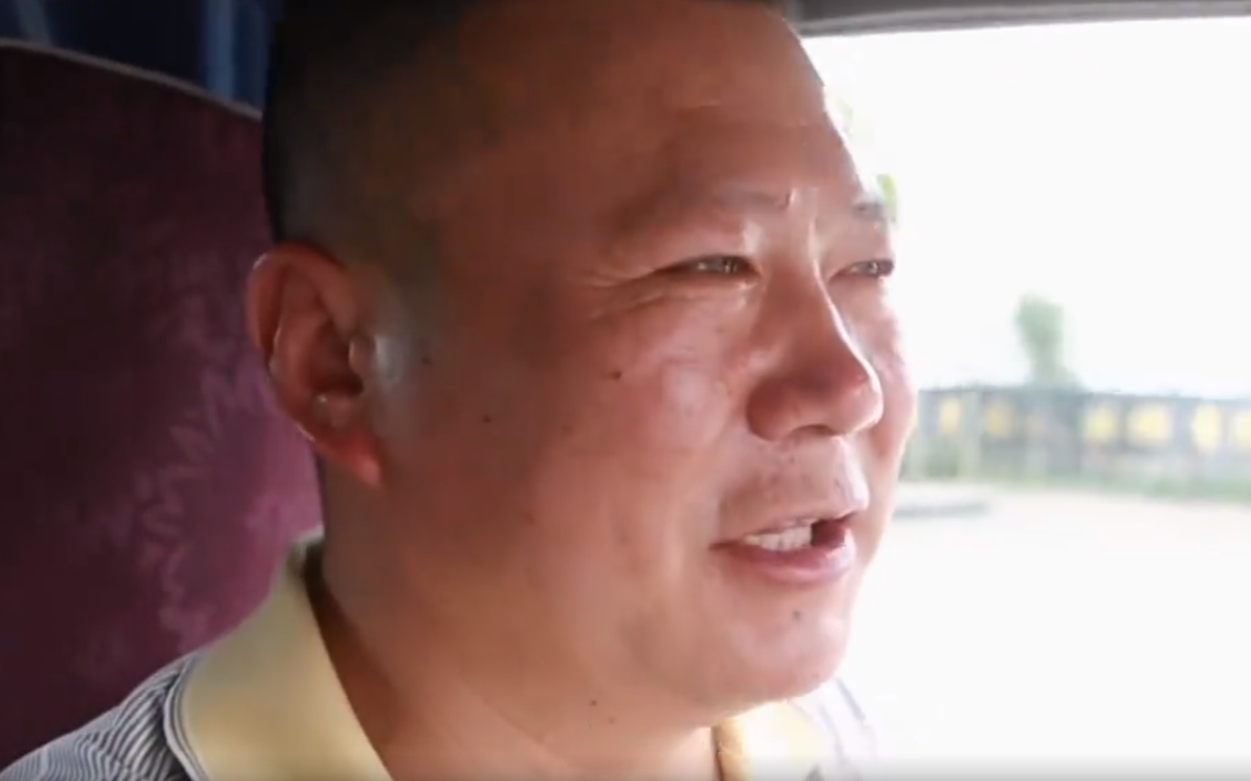 回顾首例5胞胎母亲养育10年父亲1分钱不寄得知原因潸然泪下