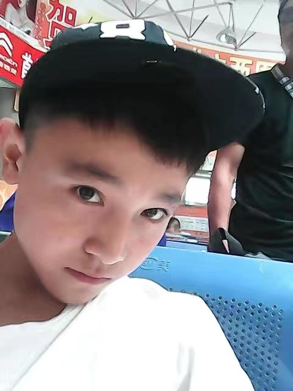 回顾相差15岁的师徒情15岁东北男孩到北京闯荡小伙悉心照顾