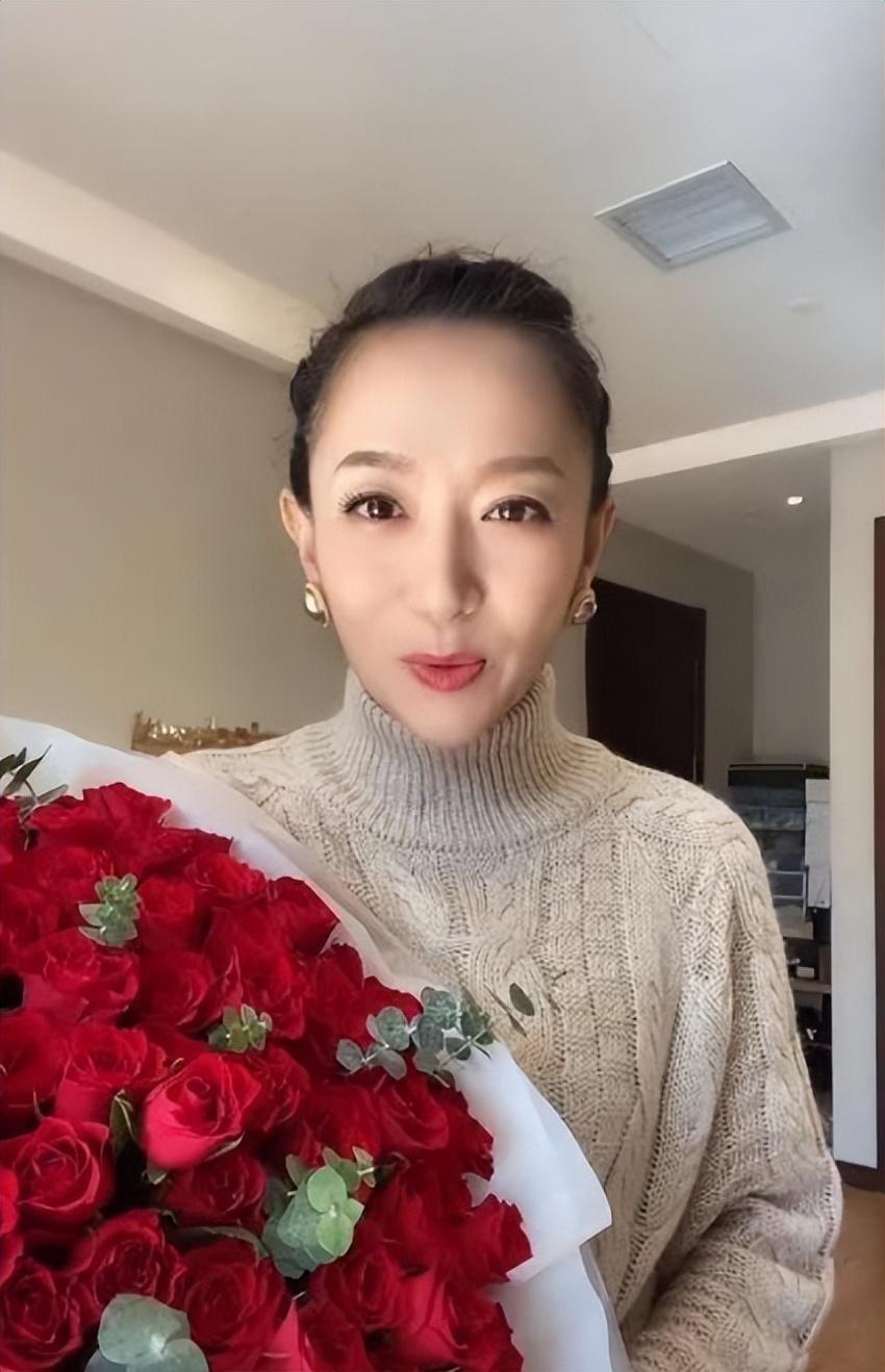 其实,早在跟王为念搭档之前,王芳就已经结婚生子了.
