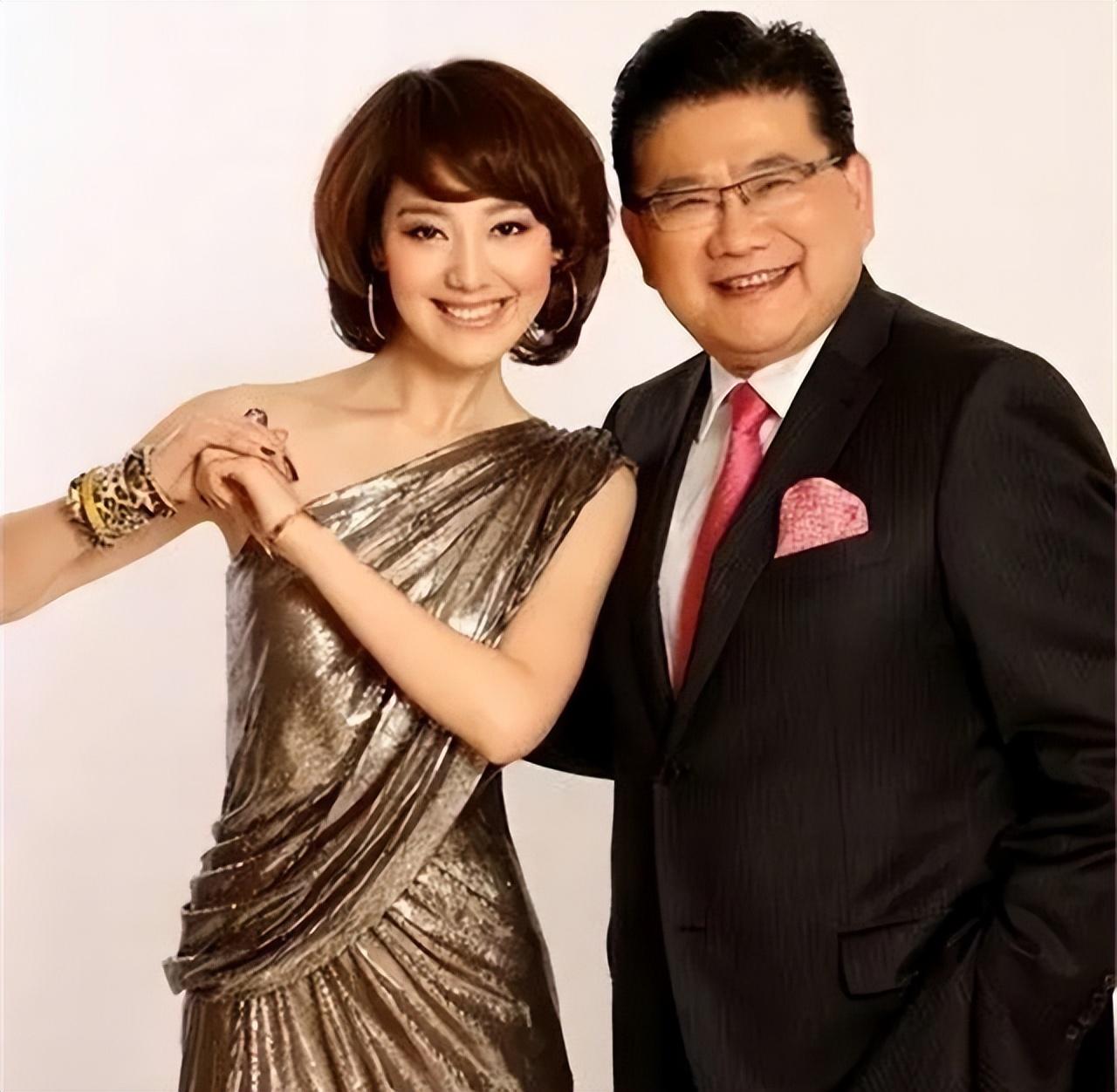 从1995年就正式调入东方卫视担任主持人的曹可凡,问他能否从sm