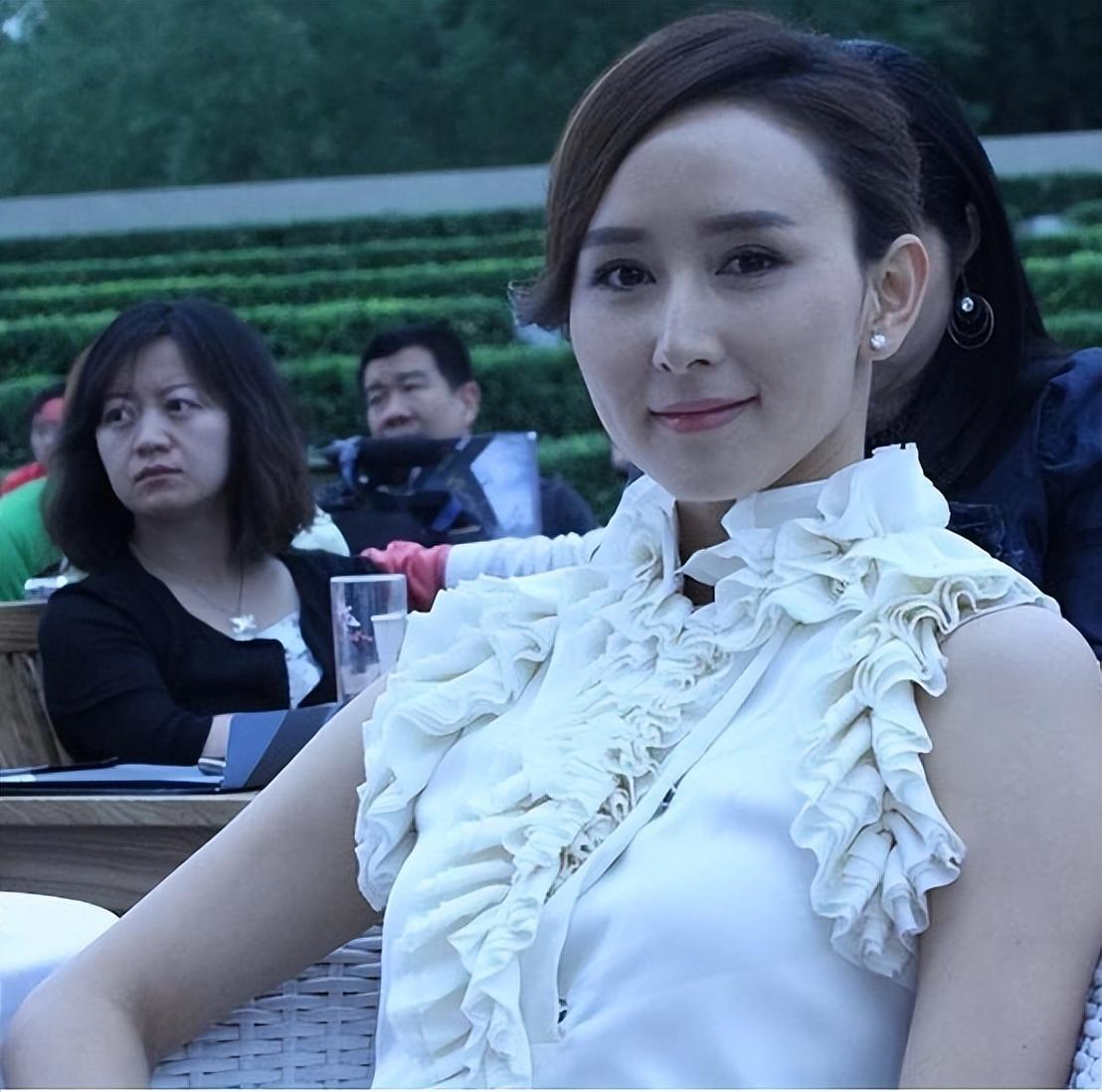 现在看46岁的胡静我才发现她是女演员中少有的人生赢家