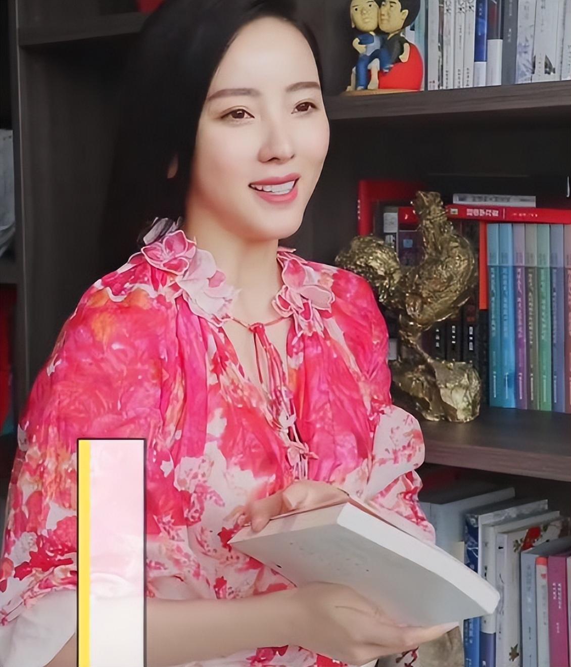 回顾央视李思思3年生2娃放弃事业选择家庭如今的她幸福么