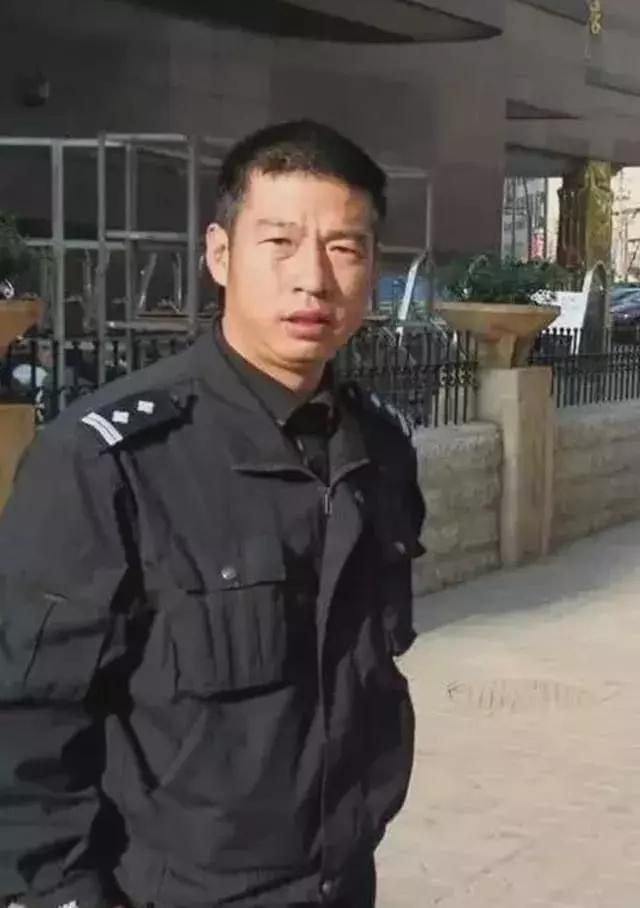 杜培武案破了,但昆明刑警还被一个持枪抢劫三菱吉普车的团伙困扰着.