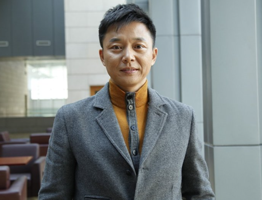 53岁刘奕君对比50岁段奕宏长相相似却走上截然相反的道路