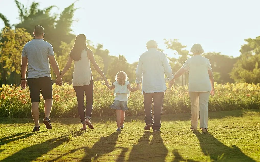 同时,也存在一些家庭,父母与子女之间冷漠无