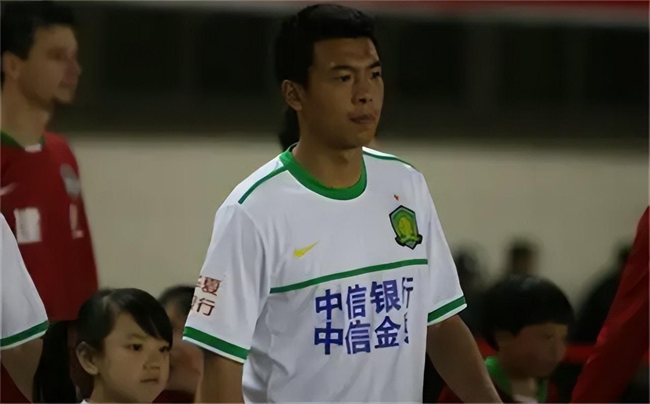 回顾国足徐亮:28岁落选国家队,退役后教学,今投资海外生活滋润