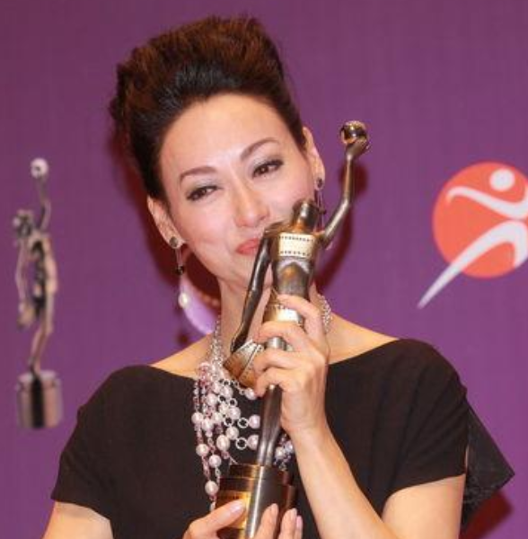 回顾港片红极一时10位武打女星现状有人离世有人63岁还没结婚