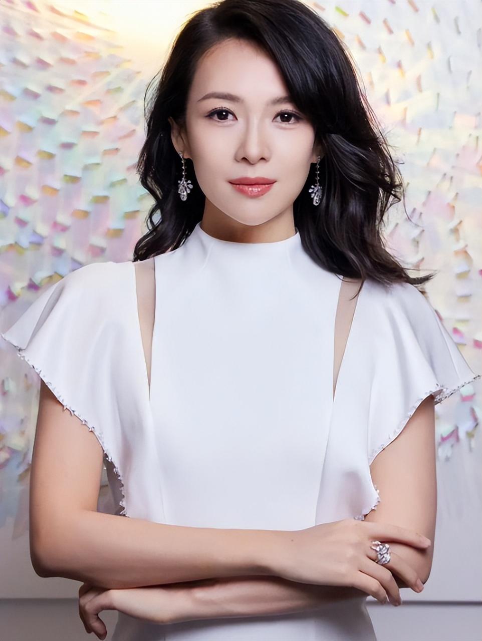 是娱乐圈里的气质型女星.年轻时的章子怡各种扮相都能驾驭.