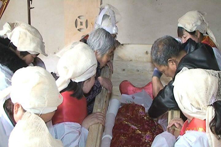 回顾广西95岁老人入殓6天死而复生因太饿爬出棺材煮粥喝