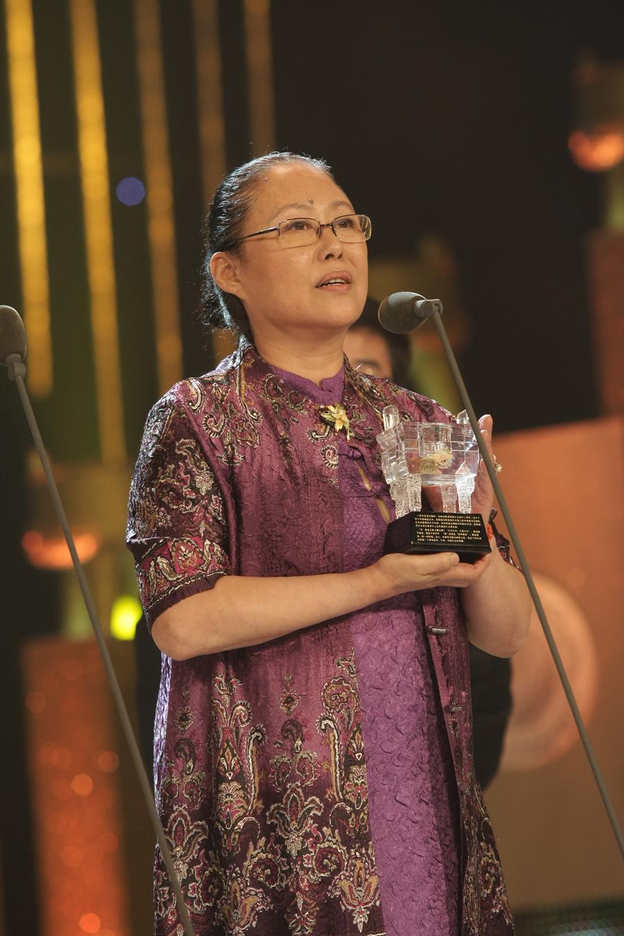 回顾斯琴高娃两次失败婚姻嫁大17岁丈夫儿子是她最大的烦恼