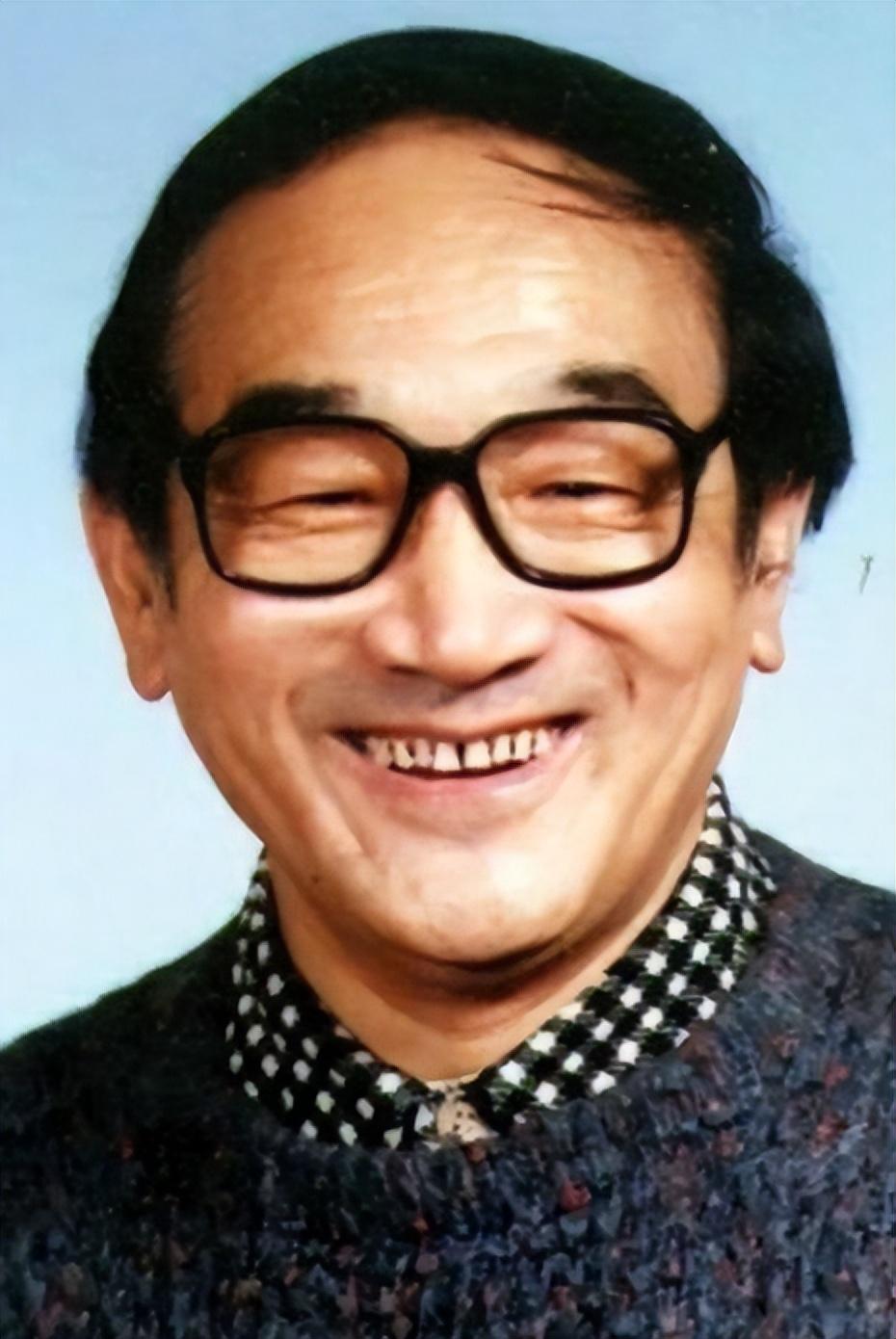 1937年6月,严顺开出生于上海市的一个普通家庭,高中毕业后先是报考了