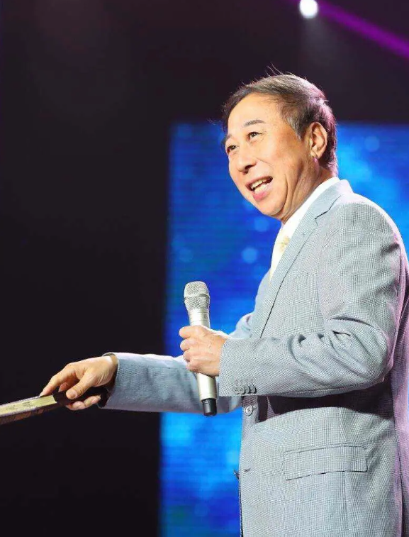 冯巩47岁被妙龄保姆索要50万分手费他妻子的反应令人动容