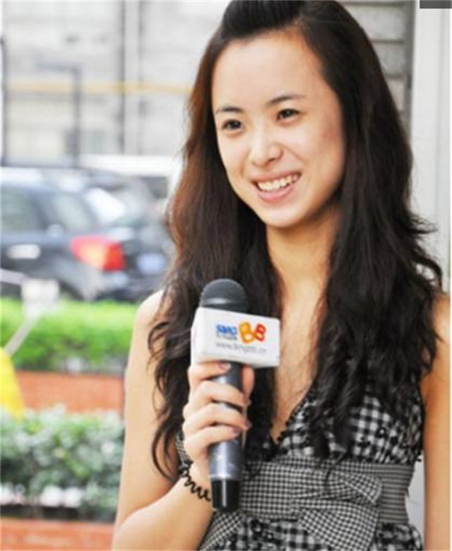 回顾王萌萌08年奥运礼仪小姐嫁42岁主持人丈夫患病不离不弃