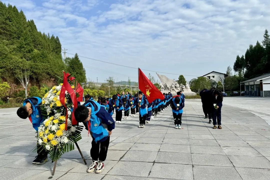 缅怀革命先烈 传承红色基因——蓬安县桑梓小学清明节活动