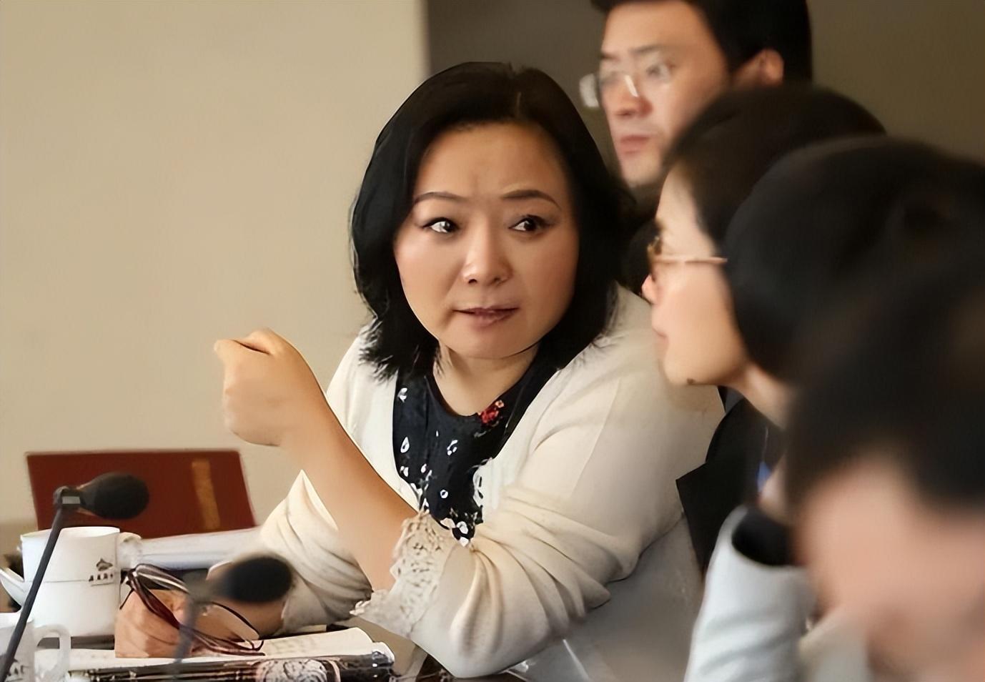 手握11万亩地皮银行存778亿现金她才是中国地产女首富