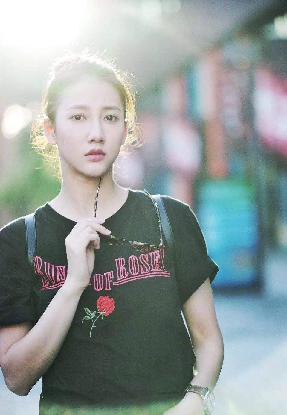 她是壮族人,许多人听到"弦子"这个名字时,总会习惯性地认为,这是一个