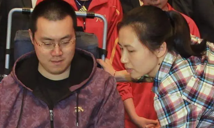 回顾中国女排周苏红再婚后不忘照顾瘫痪前夫你就是我的亲弟弟
