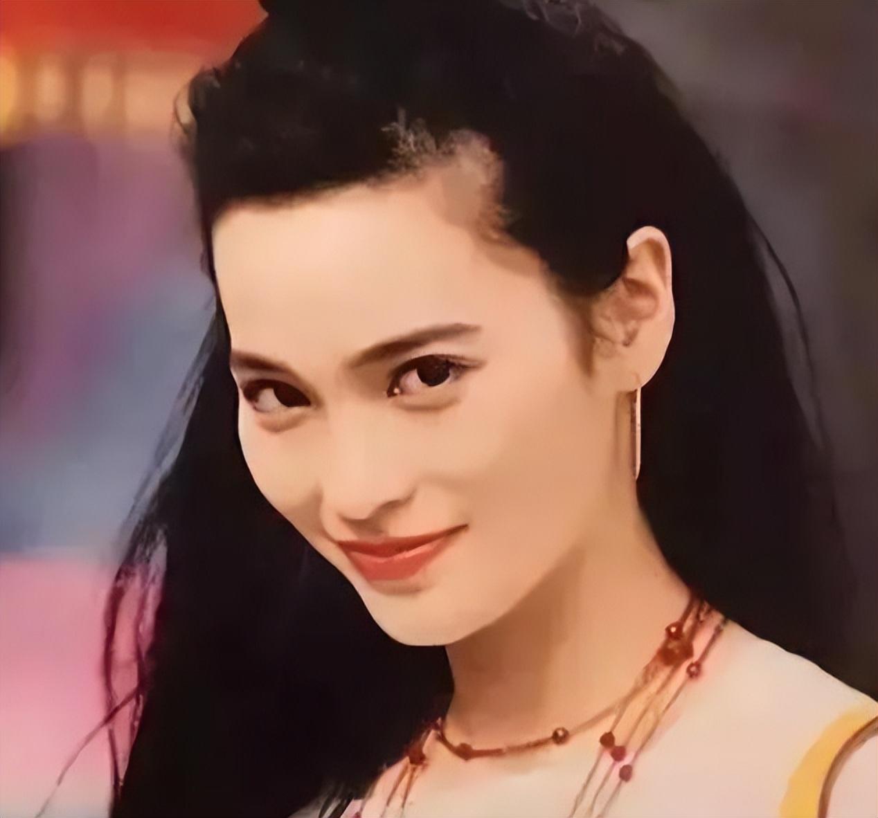樊亦敏可是风靡一时的香港小姐啊,选拔时把蔡少芬和郭蔼明踩在脚下