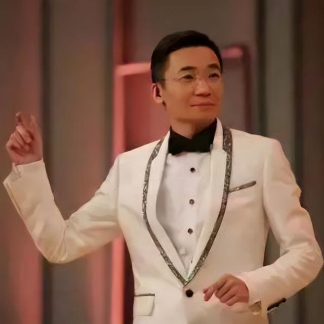 央视主持人高博娶同学为妻恩爱相伴二十载一家三口其乐融融