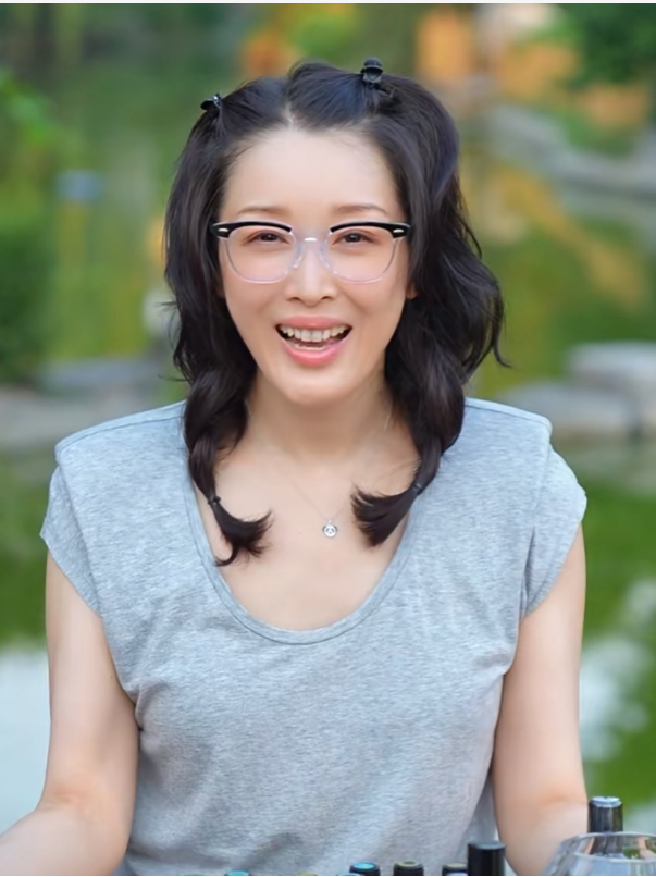 孙悦嫁大9岁二婚富豪生冠军儿子如今的她证明李健没说错