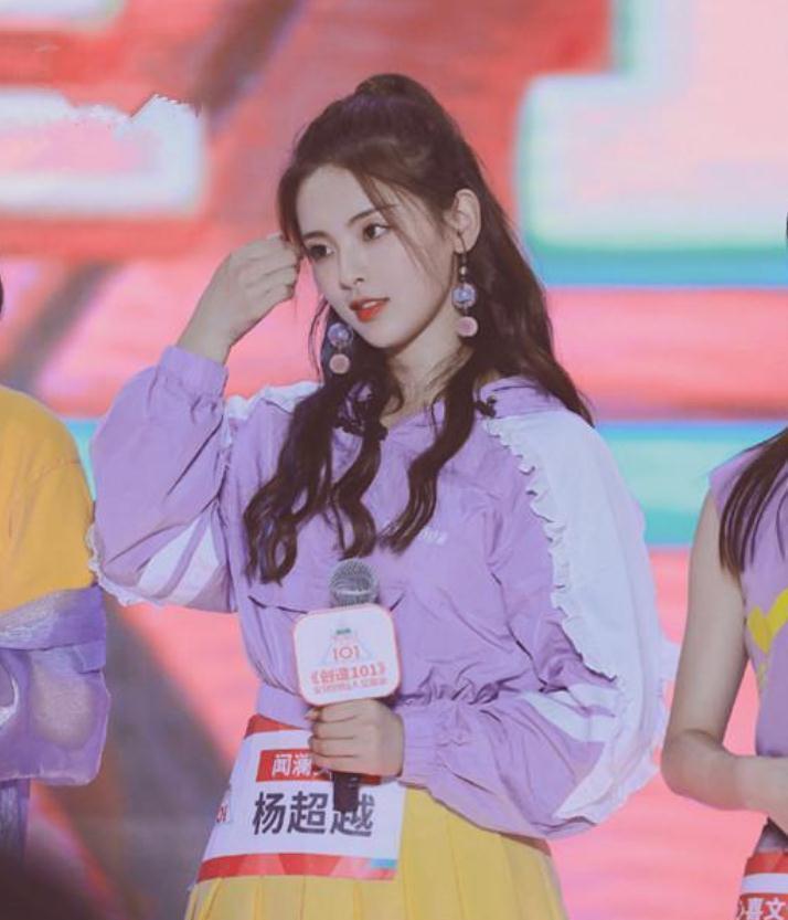 和赵丽颖的成长条件相似,杨超越也是从贫穷的农村里走出来的.