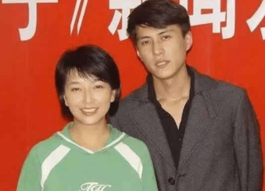 回顾靳东从服务员逆袭成演员能成功要感谢两位母亲的帮助