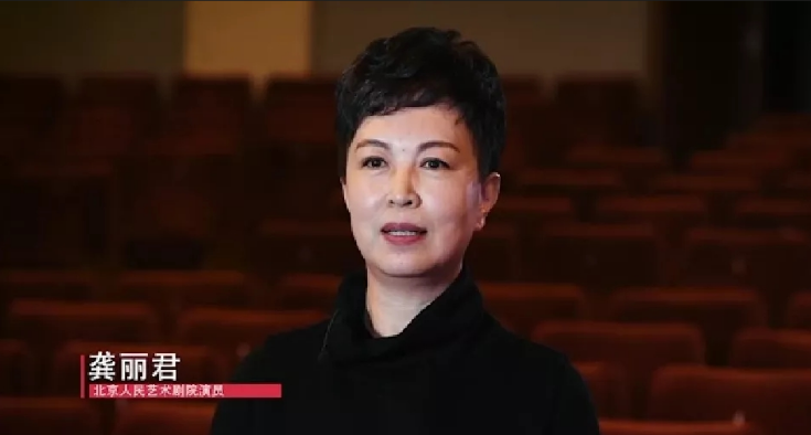 小乔(何晴饰)周瑜的妻子,大乔的妹妹,有"落雁"之姿,善琴棋书画,与周瑜