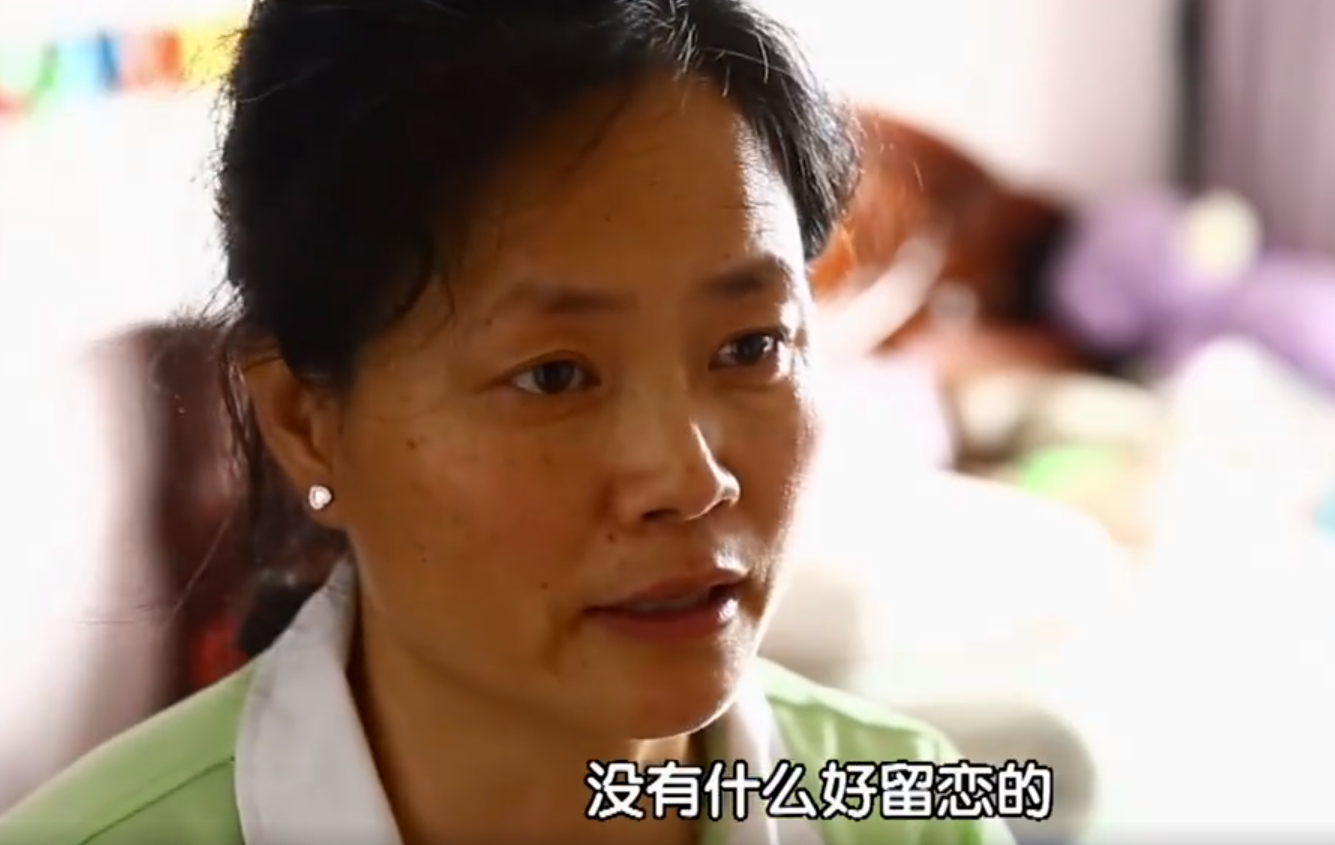 回顾首例5胞胎母亲养育10年父亲1分钱不寄得知原因潸然泪下