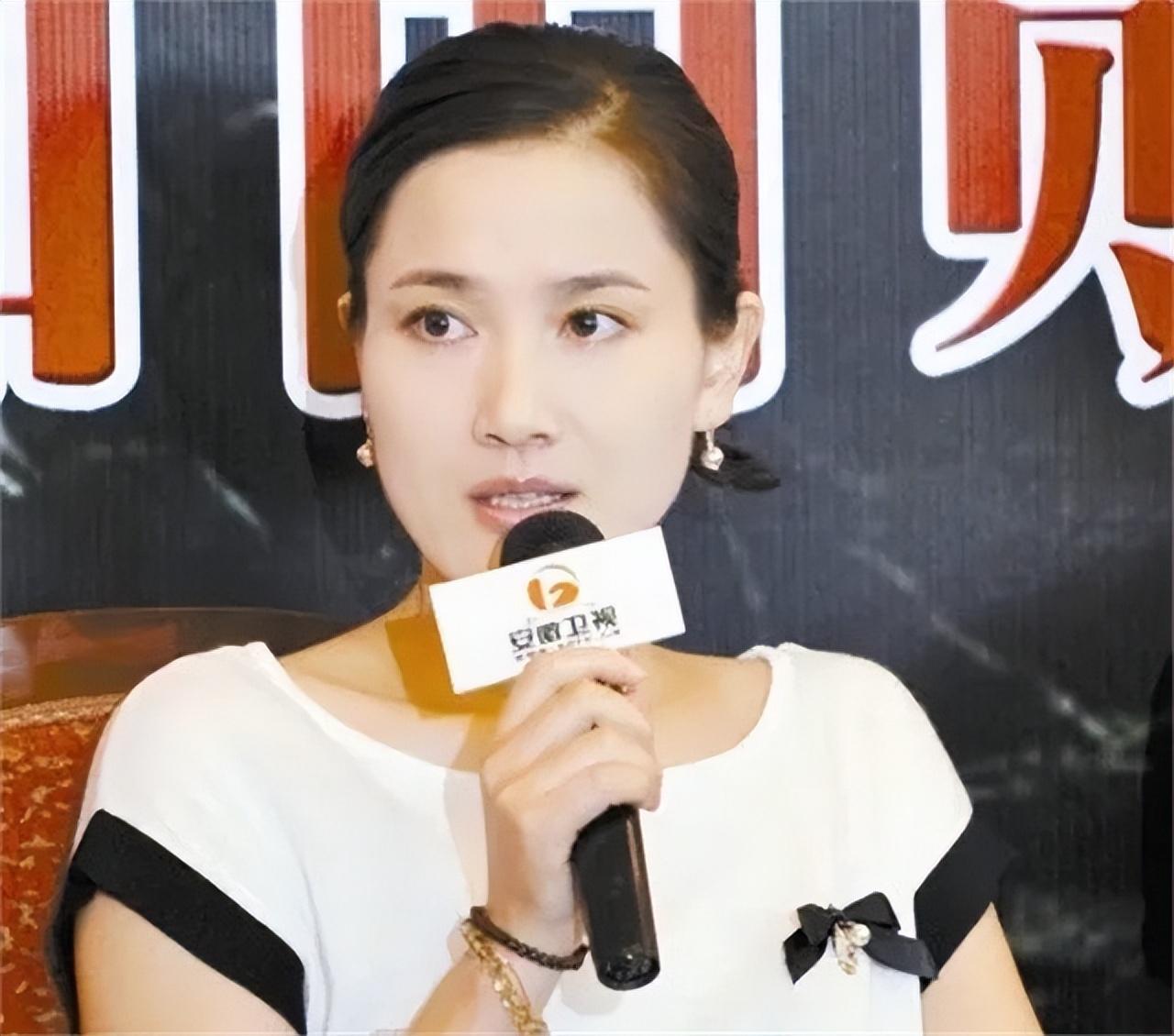 回顾潘雨辰嫁大11岁侯勇离婚当天抱着女儿大哭今44岁仍单身