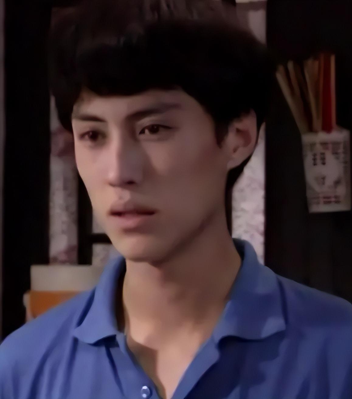 回顾靳东从服务员逆袭成演员能成功要感谢两位母亲的帮助