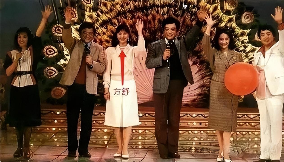 1986年与赵忠祥一起主持过春节晚会,亦是第一位用英语主持春晚的主持