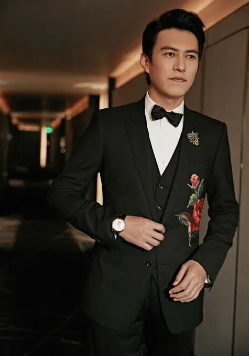 说到"霸总",想必不少人脑海中闪现的众多男明星中一定有靳东的一席之