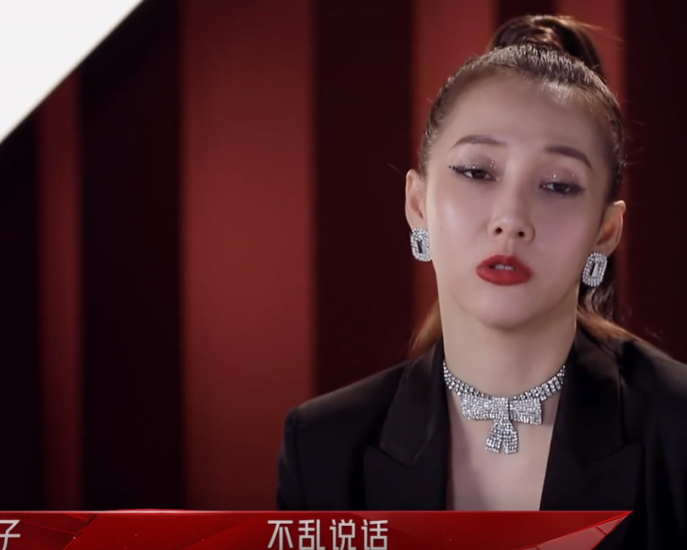 回顾有一种情商洼地叫做弦子19岁出道歌比人红不会说话是伤