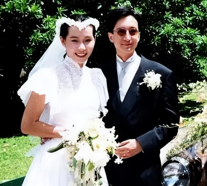 剧外的叶童同样闹出过一段同性相恋的笑话,叶童与钟楚红因