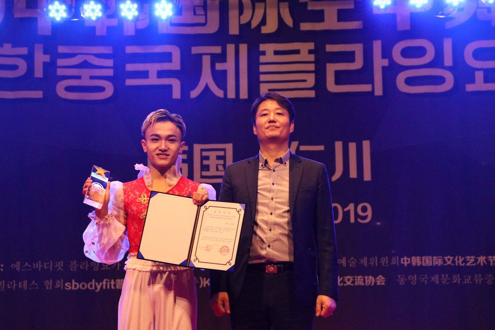 是光彩夺目的,有勇气,有坚韧,成为了一个勇敢的人,这是颜老师教会他的